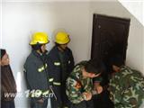 夫妻吵架砸坏门锁 消防破门解救母子俩