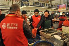 壹加壹社工和新居民志愿者们一大早到菜市场购买新鲜蔬菜