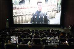 龙港一些商场、小区、影院，组织观看的市民数不胜数。当阅兵仪式直播声响起后，原本嘈杂的声音渐渐静了下来。阅兵中展示的新武器、新装备、新方队以恢宏、磅礴之势，一次次震撼着在大家的心灵，民族自豪感油然而生。在聚神观看的同时，不少市民还发发微信、刷刷微博，为祖国欢呼，为祖国喝彩。大家纷纷表示要振奋精神，增强责任心与使命感，努力工作报效祖国，开创祖国更加美好的明天。