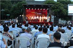 龙港网7月14日讯：昨天晚上，苍南县预防通讯（网络）诈骗集中宣传周启动仪式在公园山广场举行，宣传周主题为“安防进万家 平安你我他”。县委副书记、政法委书记麻胜聪，县委常委、常务副县长黄锦耀，县委常委、公安局局长汪泽斌等领导出席活动。