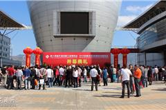 龙港网10月12日讯：今天上午，第十四届中国（龙港）印刷与礼品博览会在温州国际会展中心隆重开幕。苍南县委常委、龙港镇委书记丁振俊主持；市人大副主任孟建新、副市长胡纲高、市政协副主席余梅生以及县镇领导兰德超、邵潘锋、冯兴钱、上官光强等出席。博览会以