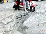 龙港市宫后路与泰和路交叉口路面受损堪忧 影响市民出行