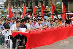 龙港网9月8日讯：火红青春献国防，今天下午，龙港镇在财富广场举行2015年新兵入伍欢送仪式暨中学生“我送哥哥去当兵”国防教育主题活动。今年全镇应征入伍的149名新兵从今天开始将分批陆续启程，开始他们的军旅生涯。 镇领导有人大主席上官光强，镇长陈为来，镇委副书记李孝取，镇委副书记黄贤满，镇委委员、副镇长赵凯，镇委委员朱文胜，镇委委员、人武部长黄传朴，镇委委员、公安分局局长李求完，人大副主席戴安胡，副镇长陈贤选，副镇长章定宇等领导出席活动。