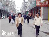 汤宝林到拆迁户家中做动员工作