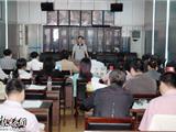 我镇举行中层干部竞争上岗演讲会。