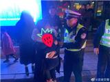 "龙城"交警暖心举动，助走散祖孙俩相聚