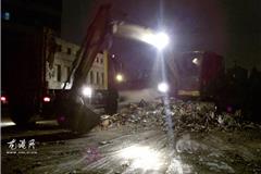 龙港网9月23日讯：凌晨时刻，城北社区雇佣挖机到新渡沙场东侧，开始对江湾路西端尽头处的垃圾死角进行清运。这处死角社区曾经组织人工清理，由于垃圾量太大，遂决定改用挖机和大型清运车。此处垃圾死角非常顽固，社区已经清理过4次。在凌晨的清理期间，周边还有住户提议，最好能在这里划上停车线，晚上周边住户将车辆沿线靠边停放，也可阻止他人在此乱倒垃圾。据城北社区宣传委员郑旻枫介绍，居民建议非常好，准备与交警部门协商此事。