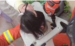 龙港某包装厂突发惊魂一幕！3 岁女孩头部被卡在.....