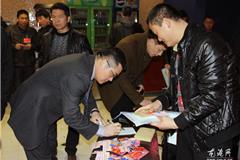 龙港镇第九届代表大会第三次会议于今天上午在龙港影城隆重召开。图为代表陆续在大会报道处签到