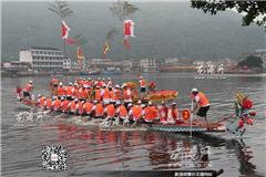 乡亲们通过划龙舟来祈求风调雨顺，国泰民安。