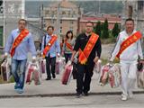 天气渐凉 爱心人士给无家可归灾民送棉送毯