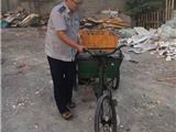 城管执法人员连夜蹲守 严查乱倒垃圾行为