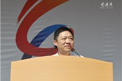 龙港网10月12日讯：今天上午，2013年苍南县第四届运动会正式拉开序幕。副县长林小同主持开幕式，县委书记黄寿龙宣布开幕。县镇领导黄锦耀、陈贤选等出席开幕式。运动会上由来自各乡镇、机关系统、县直属单位等团体组成的31个方队迈着整齐划一的步伐，依次进入运动场，展示出苍南人民昂扬的精神风貌。