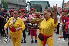 龙港网6月3日讯：今天上午，两岸（苍南）杨府侯王信俗文化交流仪式在龙港鲸头杨府殿举行，这是苍台两地民俗文化交流的一大盛事。活动现场，鲸头杨府信众迎接了台湾杨府塑身和信众。随后，两岸杨府信众共同开展了祭祀杨府侯王活动。此次通过两岸（苍南）杨府侯王信俗文化交流，将更好地继承和弘扬杨府侯王见义勇为、不畏强暴、团结友爱、热爱和平的传统美德，促进苍台两地交往、经贸文化合作，增进民众感情。