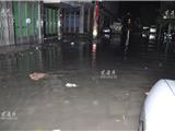 龙港突降雷暴雨 多条道路被淹似“湖泊”