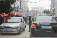 负责在这里执勤交通协警说，从早上6时开始，就陆续有市民前来扫墓，到上午9时左右，扫墓人群进入最高峰，道路两旁停满了车。