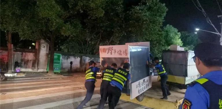 城南中队夜巡：强化城市管理，守护城市...