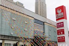  据超市客服部经理介绍，大润发超市龙港店共有2万平方米卖场，3万多种商品。为了配合今天试营业，超市方推出了多项优惠活动和会员独享活动，一定程度上也带动了客流。由于货品齐全，价格优惠，今天预计有5万人进入超市购物。