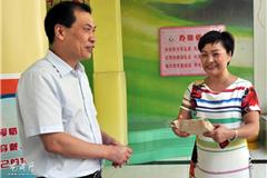 龙港镇开展教师节走访慰问活动 图为镇长王忠秀慰问小龙人幼儿园