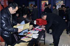 代表、列席和特邀人员陆续到达报到处签到