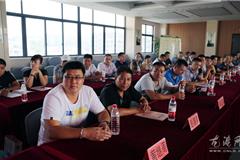 会员代表认真听取报告