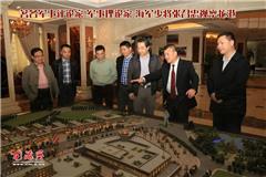  龙港网3月30日讯：昨天，我国军事评论家、军事理论家、央视特邀嘉宾、国防大学教授、海军少将张召忠在镇委委员朱文胜，镇委委员、人武部部长黄传朴陪同下视察龙港礼品城、龙港网商创业园、龙金某楼盘、龙港规划展示馆。