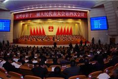 今天上午9时，温州市第十二届人大四次会议开幕。图为市长陈金彪向大会作政府工作报告。