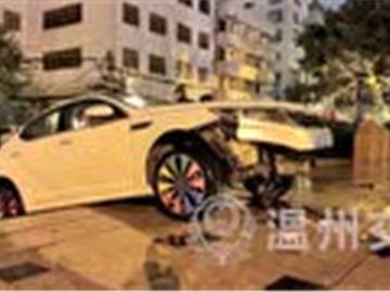龙港市一小车挡风玻璃起雾 直接冲上广场