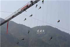 龙港网讯：经过四天的激烈角逐，昨晚，2014中国&#183;温州国际山地户外运动挑战赛圆满落下帷幕。新西兰探险队夺冠，领走3.5万美元的冠军奖金，红牛队和拓乐探险队位列总成绩二、三位。 