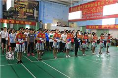 龙港网9月18日讯：今天上午，2015年第四届浙江省毽球锦标赛开幕式在龙港方鼎羽毛球场举行。来自全省各地共8支毽球队参赛，龙港二职代表龙港镇参加比赛。出席开幕式的领导有浙江省体育局副局长应祖明，苍南县副县长丁晓辉，苍南体育局局长曾迎玲、龙港副镇长陈贤选等。