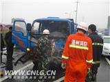 两车相撞驾驶员被困 消防兵冒雨营救