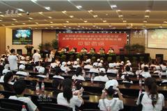 昨日上午，全国青少年国防教育夏令营在苍南县开营，来自全国近200名中小学生参加了此次夏令营，苍南县青少年宫龙港龙港分中心50名学员参加了此次活动，早上8点30分在苍南县行政中心举行开营仪式，中国少年儿童新闻出版总社编辑部主任叶刚，苍南县委常委、县人武部政委马桂喜、苍南团县委书记黄少燕出席本次开营仪式，本次夏令营利用军事拓展、国防教育论坛、枪械知识讲座、射击训练等活动形式。组织开展“爱祖国，重国防”的主旋律军事教育活动，让青少年在体验严谨的军事文化生活中感受“重国防”与“爱祖国”不可分割的浓厚氛围