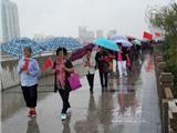 秋雨绵绵 冲不走老年人健步热情