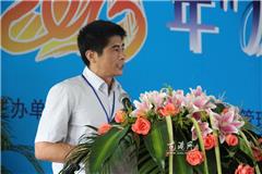 龙港网6月26日讯：今天上午，2013年中国藤球精英挑战赛在龙港兴华羽毛球会所拉开战幕。龙港第二职业学校、天津体院、山西中阳一中、齐齐哈尔46中、德州学院、桃渚中学、沈阳市21中学等7支精英队伍角逐本次大赛。图为国家体育总局小球运动管理中心三部部长黄凯