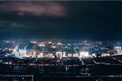 它是中国最年轻的城市－龙港市，有一条古老的江，它叫鳌江，古称：方岩下青龙江，每当夜幕降临，龙鳌两岸高楼大厦就亮起来了。整个龙鳌两岸变成了灯的海洋，光的世界。文：龙港网  摄影：池长峰 