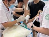 吓人！龙港一女子的手臂被插穿