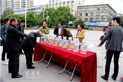 市民仔细查看每个水样