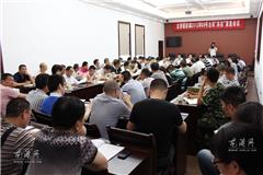 昨天，龙港镇召开防御第9号台风“苏拉”紧急动员部署会议。县镇领导丁振俊、王忠秀、上官光强等全镇机关干部、17个社区书记主任、防指各单位负责人参加了会议。会议要求各社区、各部门单位必须高度重视，尽早部署，明确措施，落实责任，坚决克服麻痹思想，尽最大努力落实“不死人、不伤人”的要求，扎实做好防台抗台各项防御准备工作，确保人民群众的生命财产安全。会后，镇三套班子领导立即到各分管社区指导防台防汛工作。