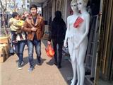 龙港人民路一服装店仿真裸模放门口 实在不雅