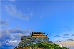 站在杨公殿上 俯瞰脚下 除海之外便都是龙港大地 美景让人惊呼 一片片原野犹如水彩壁画