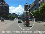 一新龙港人右手骑着电动车 左手推着自行车  够危险！