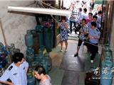 龙港公安、安监联合执法  居民楼的“定时炸弹”被清除