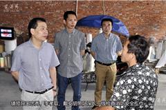 今天上午，龙港镇积极落实市安委会全体（扩大）会议精神，进一步明确“大检查大整顿大提高”专项行动的目标要求，深刻吸取龙湾“8&#183;5”事故血的教训。镇领导王忠秀、李孝取、戴安胡带领公安、消防、安监、工商、供电及新闻媒体深入基层一线开展消防安全大检查，以铁腕“打非治违”。王忠秀要求以铁的决心、铁的标准、铁的手腕“打好这场消防安全整治战役”，争取主动、工作在前、防范在先，确保全镇安全生产形势有个根本改变、实现持续稳定好转。
