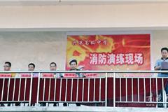 龙港网8月23日讯：昨天下午，龙港兴港高级中学举行防灾安全疏散演练，让新入校的高一新生积累自护及集体疏散、应急组织等实际经验，进一步强化安全意识，完善预警机制。镇委委员、副镇长谢磊到场观摩。
