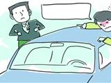 醉男“睡驾”行驶 撞车仍在酣睡