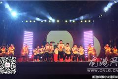 龙港网9月28日讯：明月寄相思、举国共团圆。27日晚，新渡文化礼堂举办了2015龙港儒家文化节暨第四届祭孔大典启动文艺晚会，15个各具特色的节目吸引了现场数百名市民驻足观看。镇委委员朱文胜出席本次晚会并发表讲话。