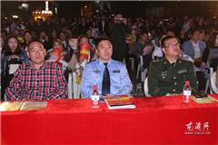 龙港网11月6日讯：今天晚上，龙港镇在金河广场举办了以“最美消防 平安龙港”为主题的11.9消防日文艺晚会。镇领导吕存阳、赵凯、杨成革及县公安消防局政委黄文鲲等出席晚会。此次119消防宣传文艺晚会节目形式多样，精彩丰富，突出体现消防官兵爱岗敬业、不辱使命的消防精神，展示了消防官兵为保护人民生命财产英勇奋战的一幅幅感人至深的画面。对于构建新时期的和谐警营，建设“平安和谐龙港”起到了积极的推动作用，使观众在观看节目的同时进一步了解和掌握了消防安全知识。