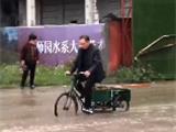 龙港一路段严重积水 百姓出行不便