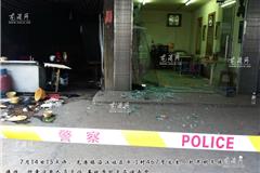 7月14日15时左右，龙港镇沿江社区斗门村467号地面突然爆炸，致使2处出现水泥路面凸起30公分，屋主诸葛先生躺在椅子上被“炸”飞起来，大门玻璃、屋内玻璃被炸碎，周边一处点心店被炸得面目全非，一片狼藉。发生事故后，龙港镇组织公安、消防、安监、环保部门和社区干部第一时间赶赴现场处置，并进行现场保护和警戒。目前，事故原因正在调查之中......

