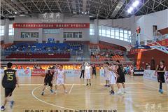 龙港网9月13日河南南阳讯：（本网特派编辑陈记）今天上午10点，第七届全国农运会男篮小组赛第17场，浙江（龙港）队与上海队争夺小组第三，展开激烈对攻。浙江队10号陈光银采取独特的运球技巧外线跳起投篮，进了3分球，全场观众热烈鼓掌。经过双队队员积极对攻，浙江队一路遥遥领先。最后，浙江队以72比64战胜了上海队，获得小组赛第三。